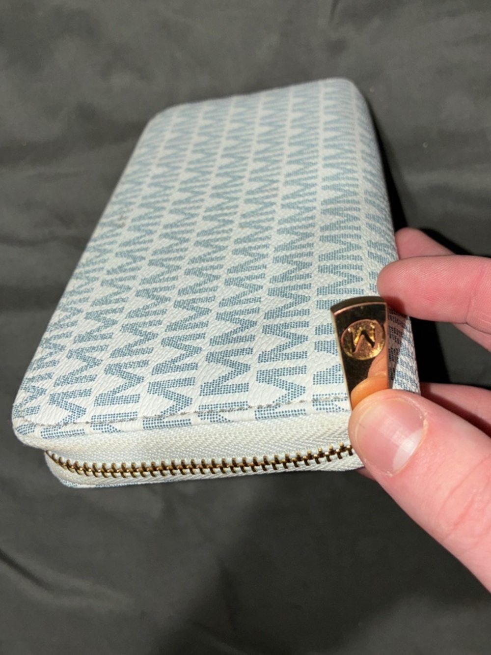 Michael Kors White w/ silver ‘MK’ Logo Zip Wallet LIKE NEW!! - Picture 2 of 4